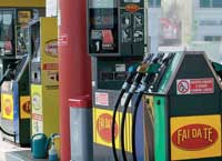 Al distributore si paga con carta, ma con le commissioni