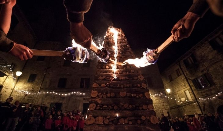 natale di fuoco fiaccole