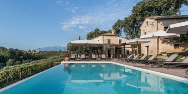 Borgo Baccile: camere rinnovate, mura storiche e wine experience