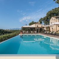 La piscina immersa nel verde