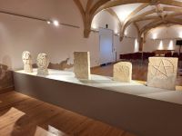 Una mostra di lapidi antiche