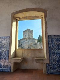 Una suggestiva vista dal chiostro