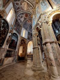 L'interno della chiesa principale del convento