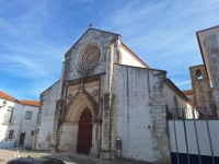 Questa chiesa, dal portale gotico, custodisce la tomba dello scopritore del Brasile