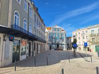 Una piazza di Santarem con edifici tipicamente portoghesi