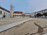 Il cortile dell'Università di Coimbra, in un giorno di foschia