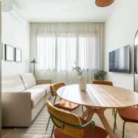 Appartamento con due camere da letto e un ampio tavolo nella zona living