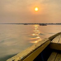 Diverse barche cercano di avvistare i delfini sul Mekong